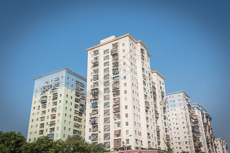 挂衣杆在越南河内寻找典型的公寓 上面有在蓝天上挂衣的衣服景观住宅地标城市窗户天空摩天大楼财产烘干住房背景