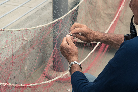 老人渔网回收渔网背景图片