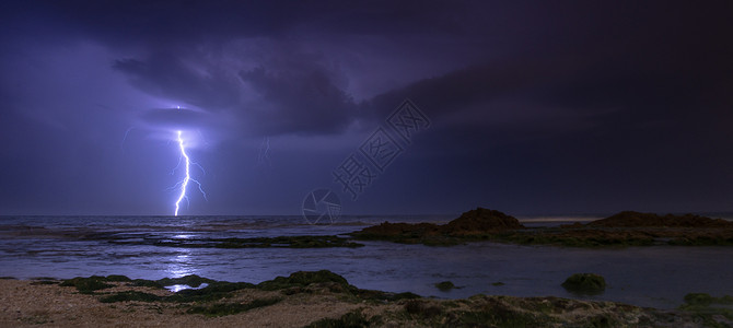 地中海海滨的暴风雨雷雨天气海岸戏剧性闪电团块反射风暴背景图片