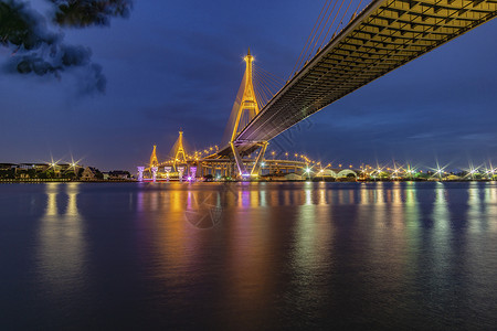 逆转Bhumibol大桥河大桥 晚上用多种颜色打开灯光场景风景电缆外表夜景视野夜空交通建筑学色光背景