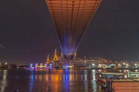 逆转Bhumibol大桥河大桥 晚上用多种颜色打开灯光场景夜景光源外表天空建筑密蓬建筑学城市海景背景