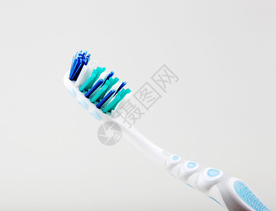白色背景下的塑性牙刷医疗牙齿健康工具化妆品摄影卫生医学蓝色塑料背景图片