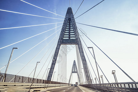 坎塔布里奇大桥和蓝天空 在大桥上 河边的布里奇地标蓝色基础设施电缆建筑天空交通街道旅行穿越背景
