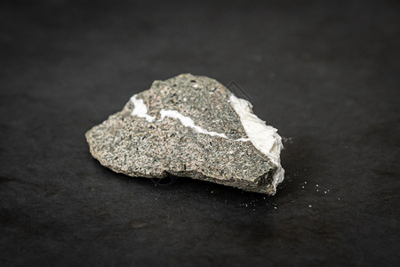 含有自然界发现的天然石棉部分的岩石片块硅酸盐材料毒性矿物纤维致癌性水晶石头织物癌症背景