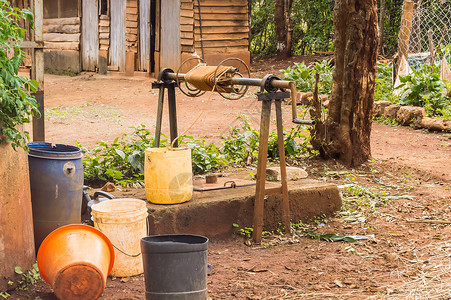 在Makwa村草原有水井的供水点高清图片