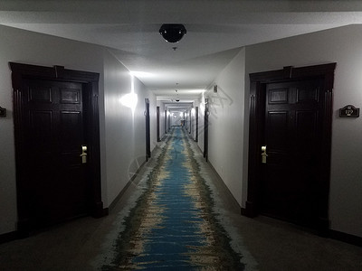 长长旅馆走廊走廊走廊或有门的大厅背景图片