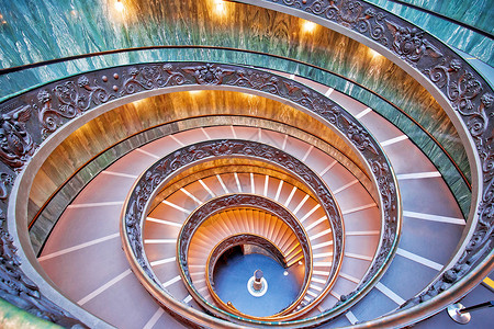 梵蒂冈旋涡楼梯从上方的多彩视图背景图片