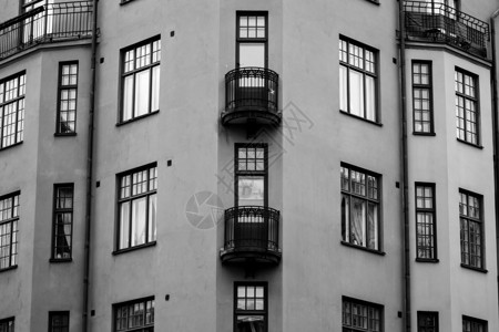 黑白相间的房子住宅阳台灰色黑色旅行街道白色建筑建筑学窗户背景图片