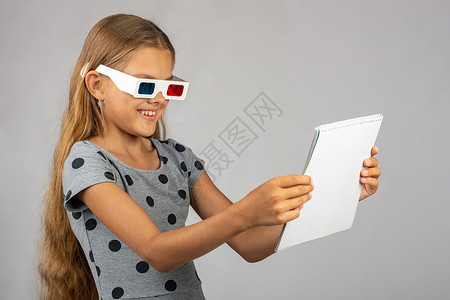 3d头发素材女孩正在看3D眼镜的彩色3D眼镜 它使用3D眼镜的牙镜技术制造背景