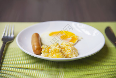 配鸡蛋早餐的香肠高清图片