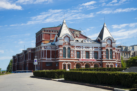 在俄罗斯萨马拉建造红砖戏剧剧场 高尔基名字的建筑天空房子正方形建筑学旅游城市胡同中心街道剧院背景图片