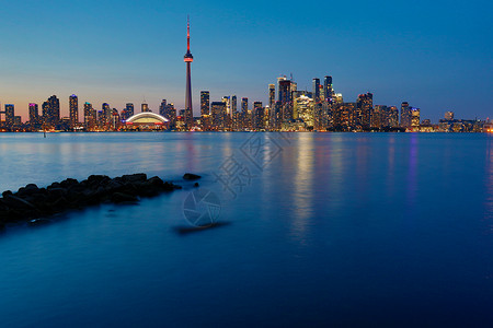 加拿大安大略省多伦多市中心的夜景反射建筑摩天大楼港口商业天际市中心景观城市天空背景