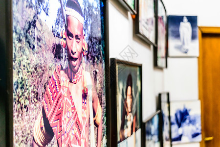 照片展示墙美术学院加尔各答印度 2019 年 5 月 1 日 — 博物馆大厅墙壁上的艺术品模糊和特写 那里展示了由不同地区和国家艺术家绘制背景