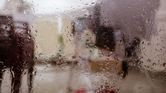雨季湿窗玻璃表面的雨滴 抽象背景 在多云的环境中 从模糊的城市户外分离出来的雨滴的自然图案快门气泡窗台基本粒子气候画幅效果动态图背景图片