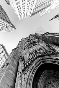 百老汇塔美国纽约市曼哈顿下城百老汇和华尔街的三一教堂与周围摩天大楼的广角向上视图街道教堂建筑学国家市中心宗教城市旅游游客历史性背景