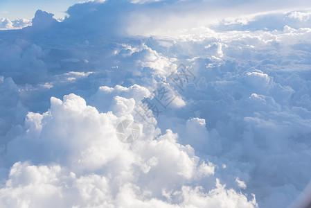 苏库卢飞机日出时 阿尔图库穆卢斯云层形成不真实和戏剧化地平线翅膀窗户晴天积雨航空假期戏剧性航班游客背景
