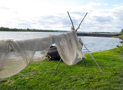 湖岸的渔网被干涸高清图片