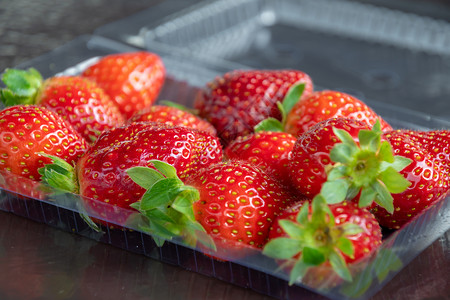 在马来西亚卡梅隆高地收获的红草莓红成熟甜甜蜜背景图片