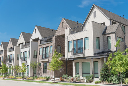 德克萨斯州达拉斯附近的三层单一家庭住房的现代新发展门廊草地抵押公园房子花园单户城市入口邻里公寓背景图片