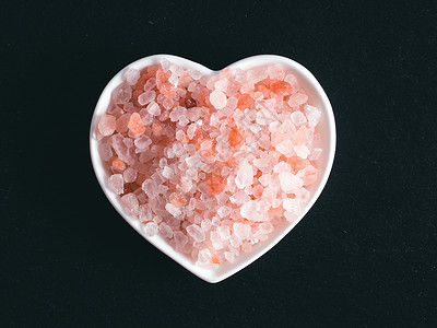 晶体中的喜马拉雅粉色盐香料盐渍矿物心形生物岩石厨房水晶粉盐宏观背景