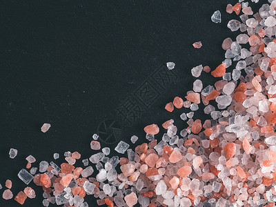 晶体中的喜马拉雅粉色盐水晶粉盐美食情调异国盐渍调味品矿物岩石玫瑰背景