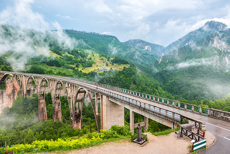 米特什黑山大桥背景