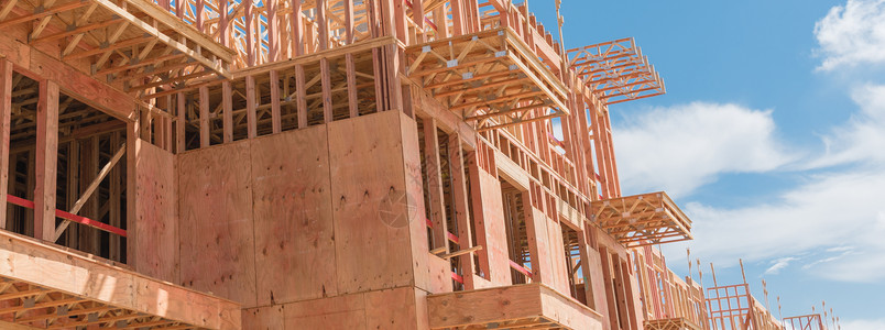 达拉斯附近正在建造多层公寓楼和阳台的全景向上倾角框架房屋光束住宅构图开发建筑家庭发展木材背景图片