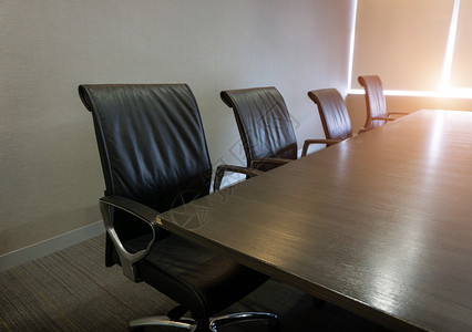 企业会议召开前会议室的空无一人公司主席席位背景商务董事会木板讨论扶手椅房间蓝色办公室桌子背景图片
