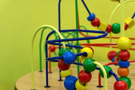 教育性木木制逻辑玩具 在护士的托德勒婴儿中有路玩具童年金字塔闲暇学习教育逻辑思维乐趣发展滚筒背景图片