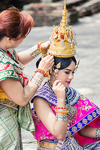 穿着典型 传统泰国服装的亚洲妇女 是一公升丝绸装饰品展示女孩舞蹈家文化女性历史节日裙子背景