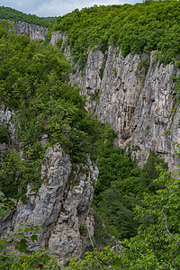 圣迈克尔山圣阿尔修道院附近Daldanovano河峡谷的全景背景