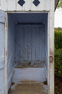 厕所小屋边远地区复古风格高清图片