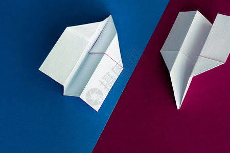 简易但短程飞行的标志性纸上飞机文档航班邮政商业邮件空气折纸办公室空白蓝色背景图片
