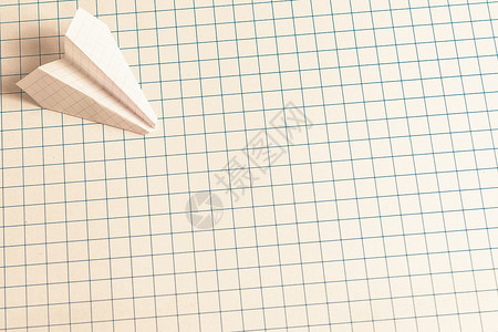 网格折纸简易但短程飞行的标志性纸上飞机童年空气蓝色办公室折叠空白航班卡片笔记记事本背景