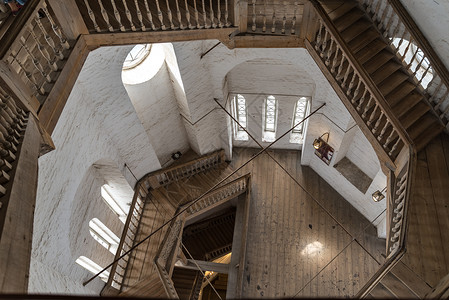沃洛格达K区索菲亚大教堂贝尔塔的木楼梯高清图片