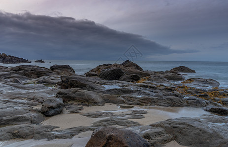 英国频道的戏剧性日落假期岩石天空旅行支撑海岸旅游背景图片
