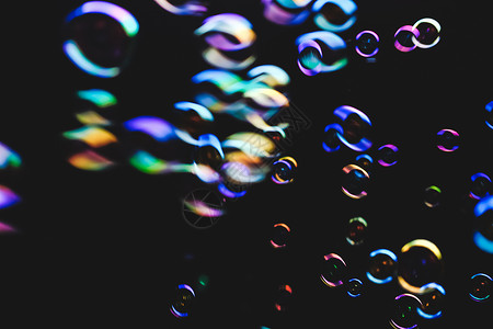 深色背景上的七彩泡泡气泡桌面圆圈孩子墙纸乐趣艺术气球阴影飞行背景