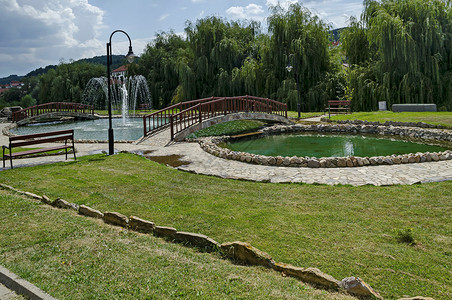 城市概况欧洲马其顿Delchevo镇住宅区带有人工池 喷泉和桥梁的公共花园的概况 欧洲马其顿Delchevo背景