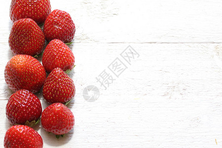 白木板上的草莓边框甜点维生素水果木头红色边界食物背景图片