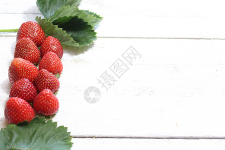 白木板上的草莓边框食物红色边界木头水果甜点维生素背景图片