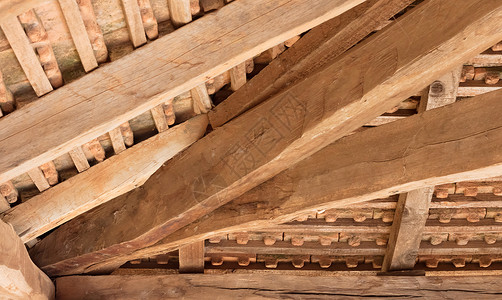 详细说明了木屋顶天花板结构工作建筑屋顶房子建造木头背景图片