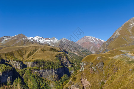 格鲁吉亚的山区地貌晴天风景蓝色岩石古道旅行天空土地旅游背景图片