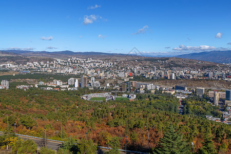 格鲁吉亚第比利斯 新地区前景图建筑学景观全景城市森林建筑晴天天空公园蓝色背景图片