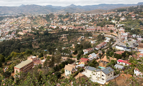 马达加斯加菲亚纳兰楚阿市文化遗产日落城市景观高地全景教会建筑学建筑背景图片