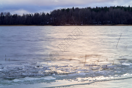 秋末湖上第一个冰雪 在秋末 冬季即将到来蓝色海岸国家森林换季天空季节天线场景悬崖背景图片