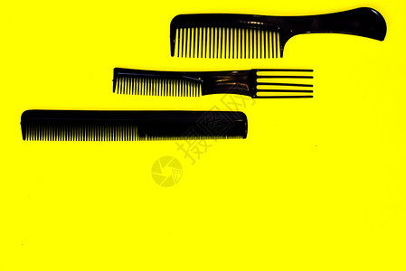 用于专业理发师的黑梳子塑料剪刀工具金属白色发型造型黑色刷子工作背景图片
