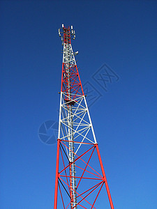 蓝色天空背景的电话塔背景图片