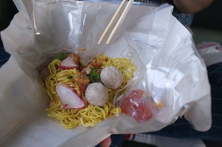 Ban Pin火车站红猪面面条美食食物筷子蔬菜香料猪肉烹饪文化餐厅背景图片