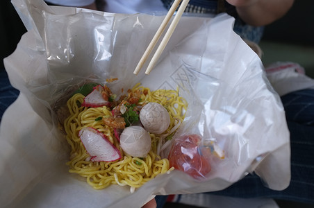 Ban Pin火车站红猪面面条香料文化蔬菜筷子餐厅烹饪美食猪肉食物背景图片