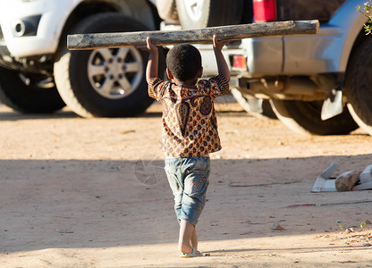 马尔加什拉诺希拉 马达加斯加 2019年7月30日贫困木头孩子童工背景